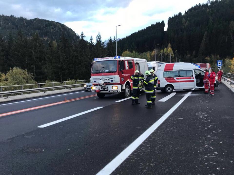 Verkehrsunfall mit mehreren Fahrzeugen auf der A9