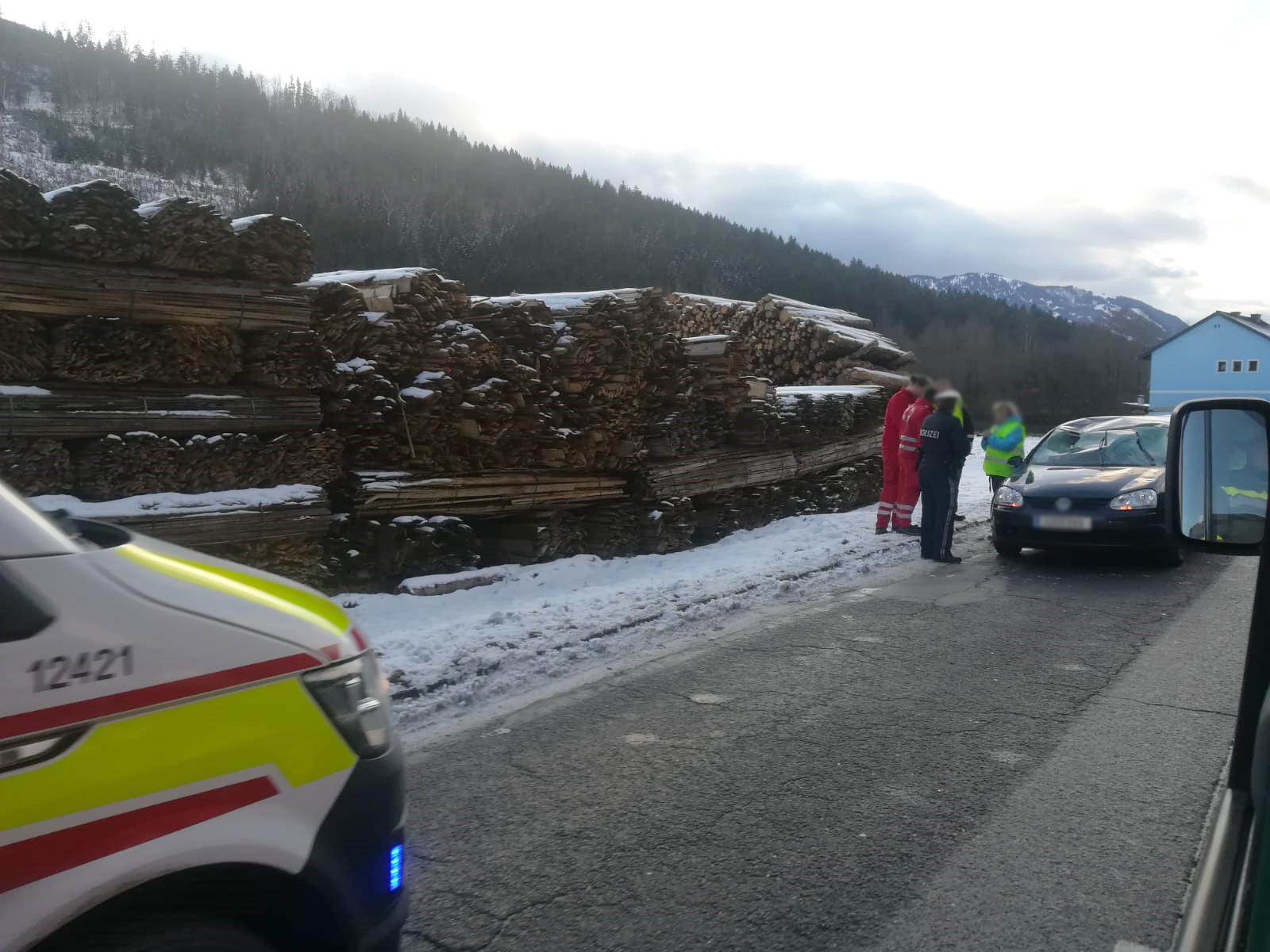 Verkehrsunfall durch verlorenes Ladegut B113