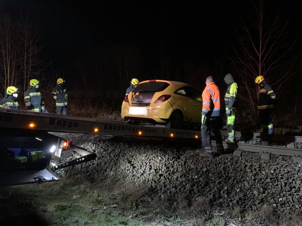 Verkehrsunfall mit vermutlich eingeklemmter Person im Gleisbereich